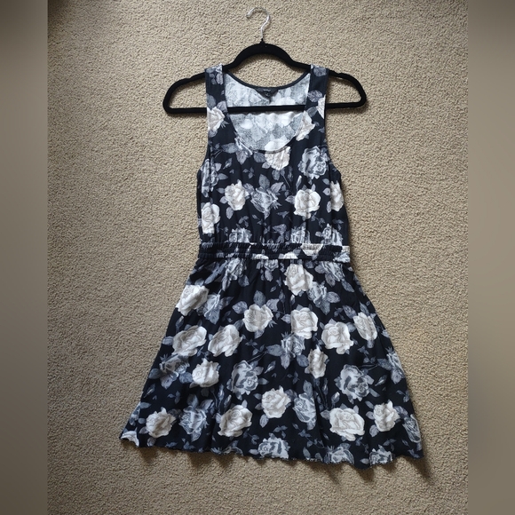 Aritzia Talula Roppongi Dress In Black Rose Pattern Size Small - Picture 2 of 7